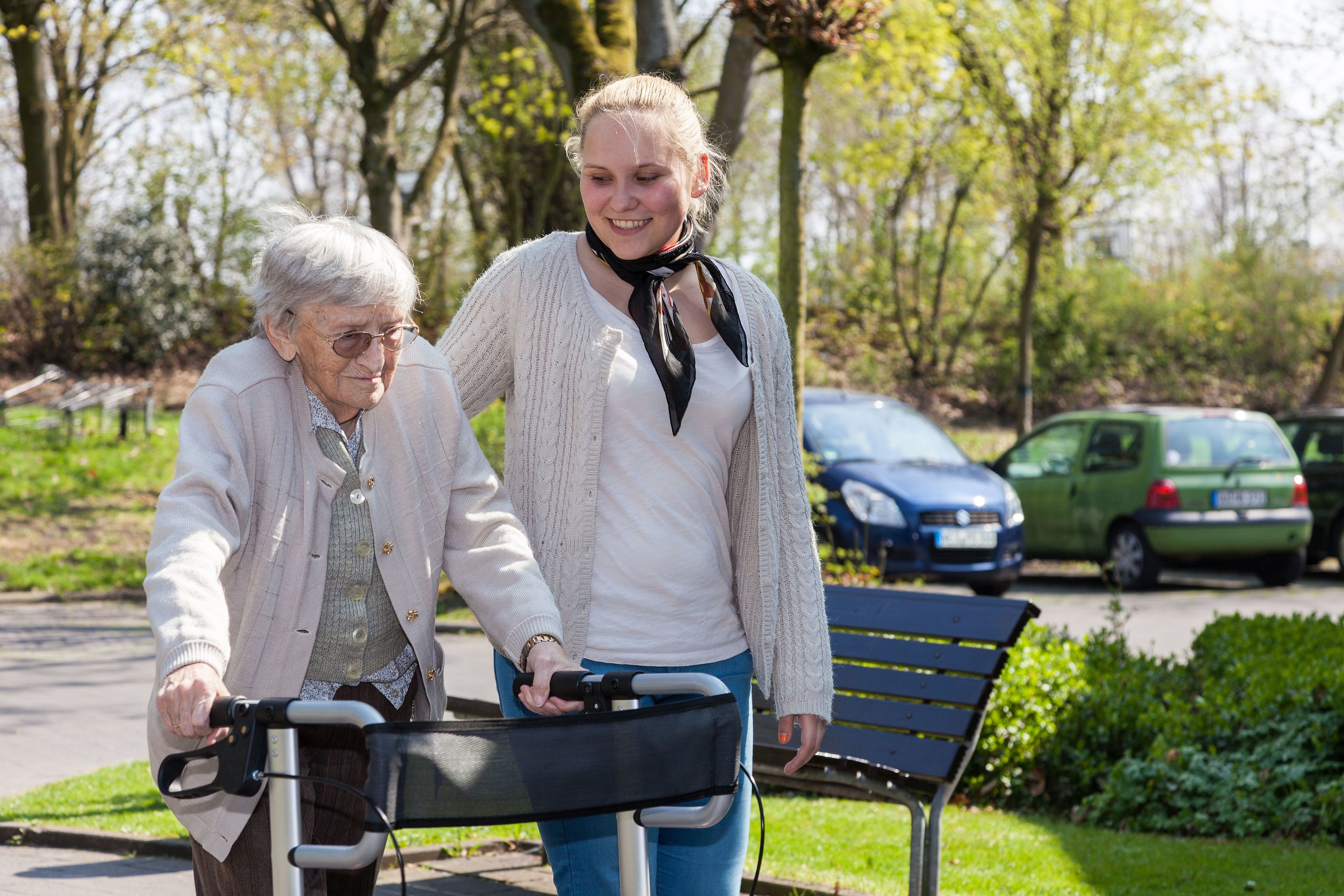 FSJlerin mit Seniorin